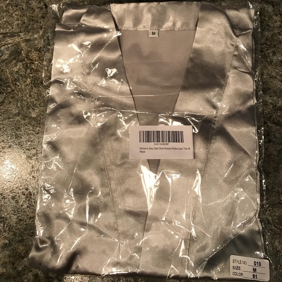 Satin and lace robe - Picture 2 of 4